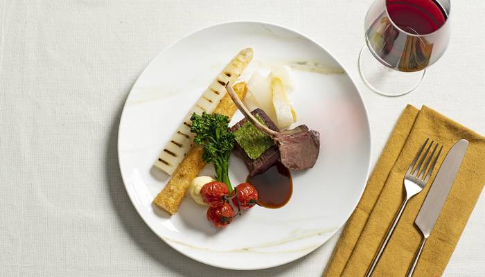 With Bilderberg's Asparagus Package you will enjoy a culinary four-course dinner starring the white gold. The package includes an overnight stay and extensive breakfast buffet.