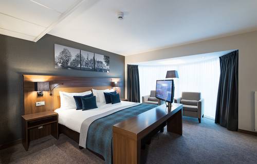 
                                                  
                                                      Deze vergaderlocatie beschikt ook over hotelkamers voor een overnachting in Amsterdam. Dit is een executive hotelkamer.
                                                  