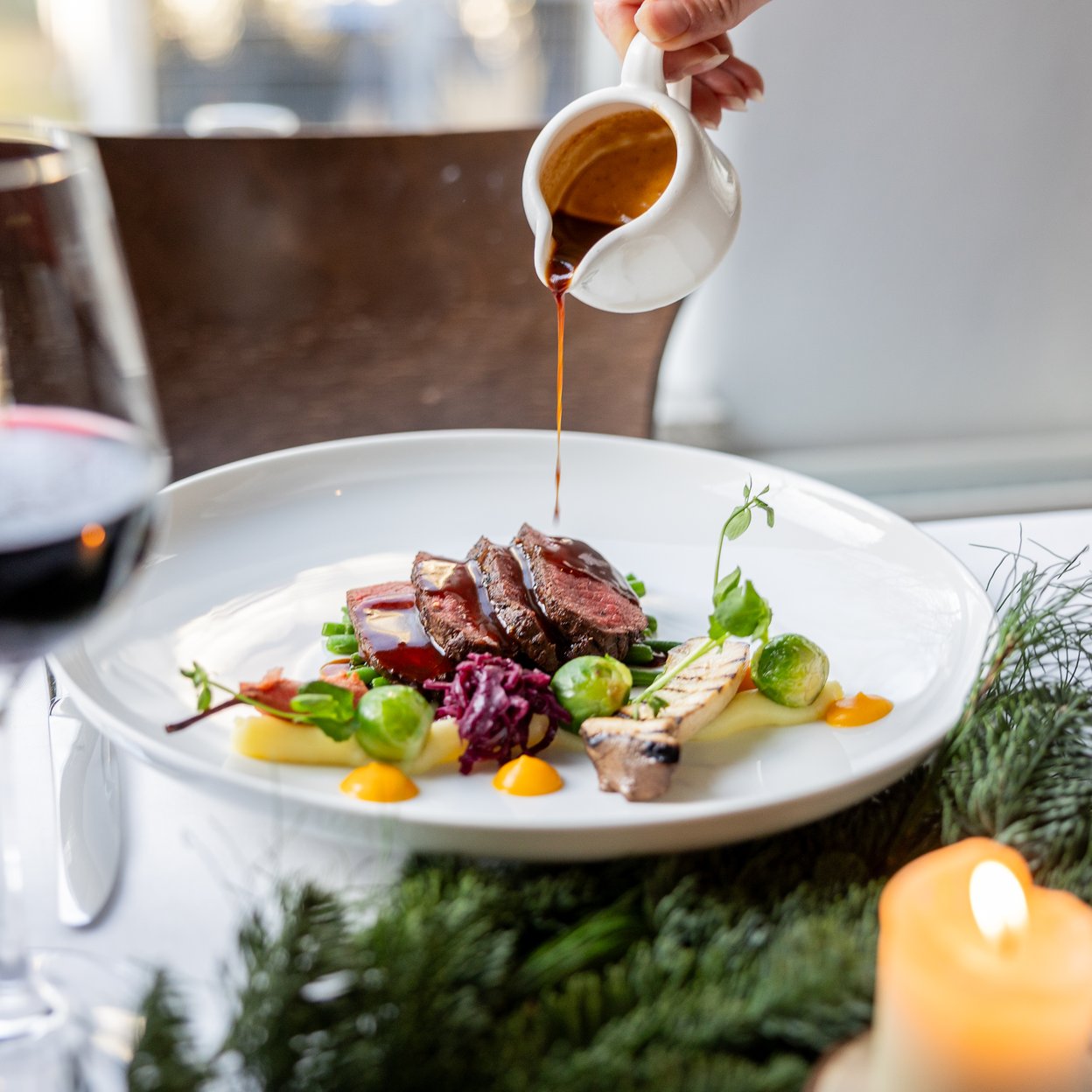 Jus over een stuk biefstuk en rode wijn