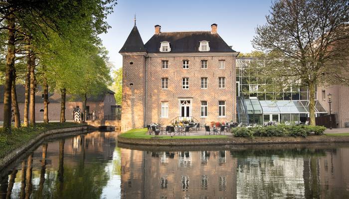 Verbringen Sie die Nacht in einem romantischen Schloss in der Nähe von Venlo. Aufenthalt im Bilderberg-Hotel Château Holtmühle in Tegelen.