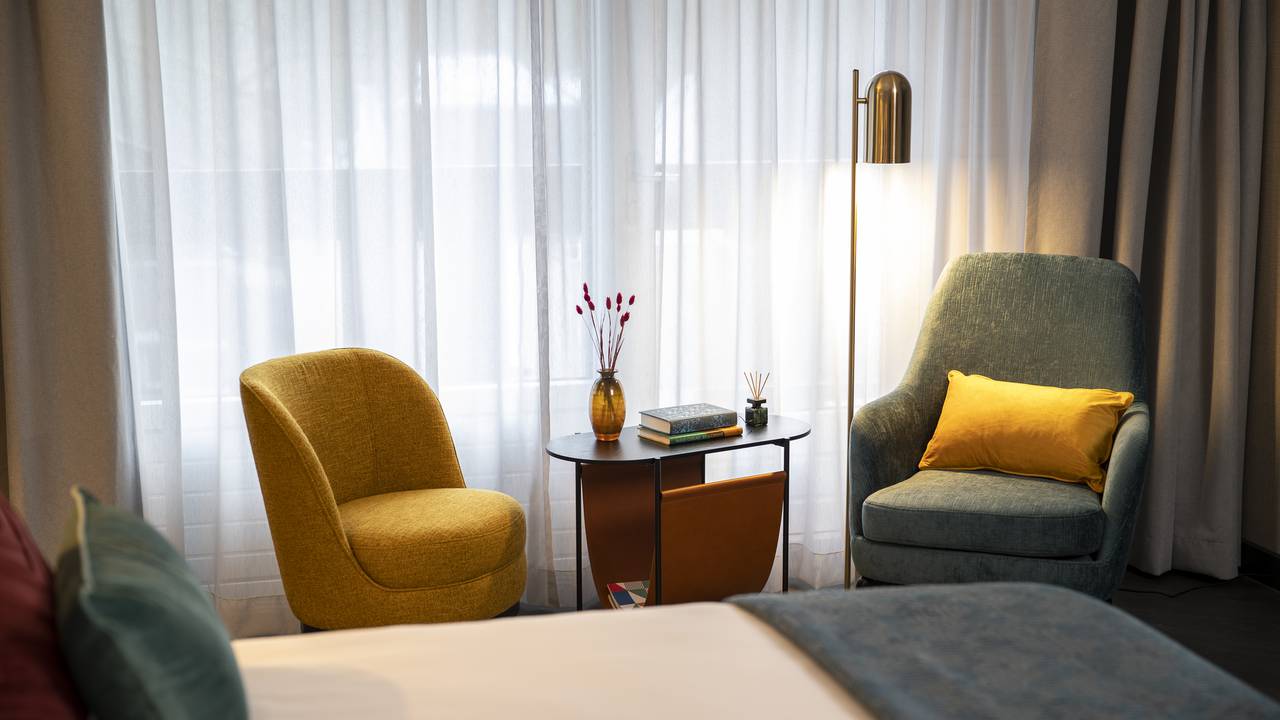 Familiekamer Hotel De Keizerskroon - gelegen naast Paleis Het Loo in Apeldoorn Zitje.jpg