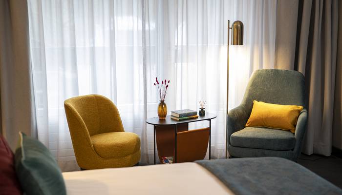 Familiekamer Hotel De Keizerskroon - gelegen naast Paleis Het Loo in Apeldoorn Zitje.jpg