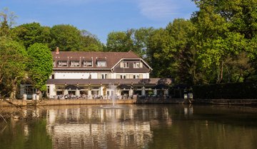 Bovenste Molen hotel met vijver 7900 bijgesneden.jpg