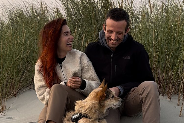 Cynthia Schultz met vriend en hond op het strand
