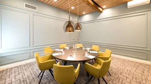 Authentieke vergaderruimte in het kasteel, vaste tafel, gele stoelen