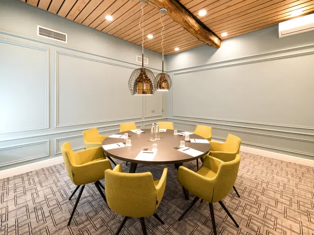 Authentieke vergaderruimte in het kasteel, vaste tafel, gele stoelen