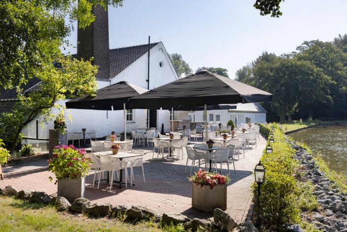 Zonnig terras aan het water