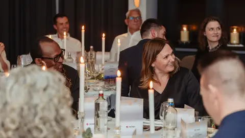 Lachende gasten bij het diner tijdens kerstfeest Trend Micro bij Kasteel Vaalsbroek