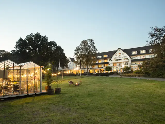 Das Glashaus von Winter in the Woods mit dem Hotel De Bilderberg im Hintergrund