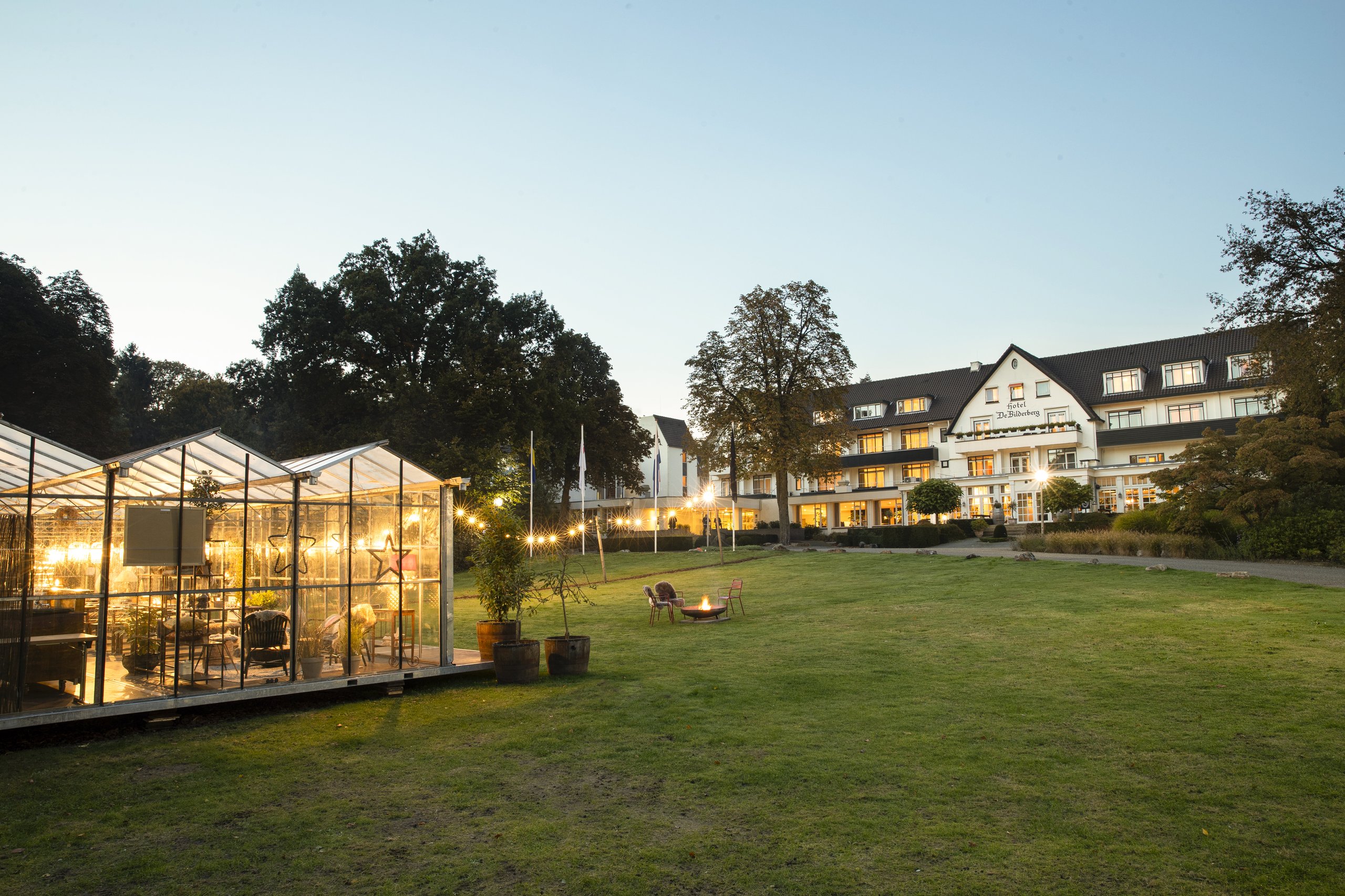 De glazen kas van Winter in the Woods met op de achtergrond Hotel De Bilderberg