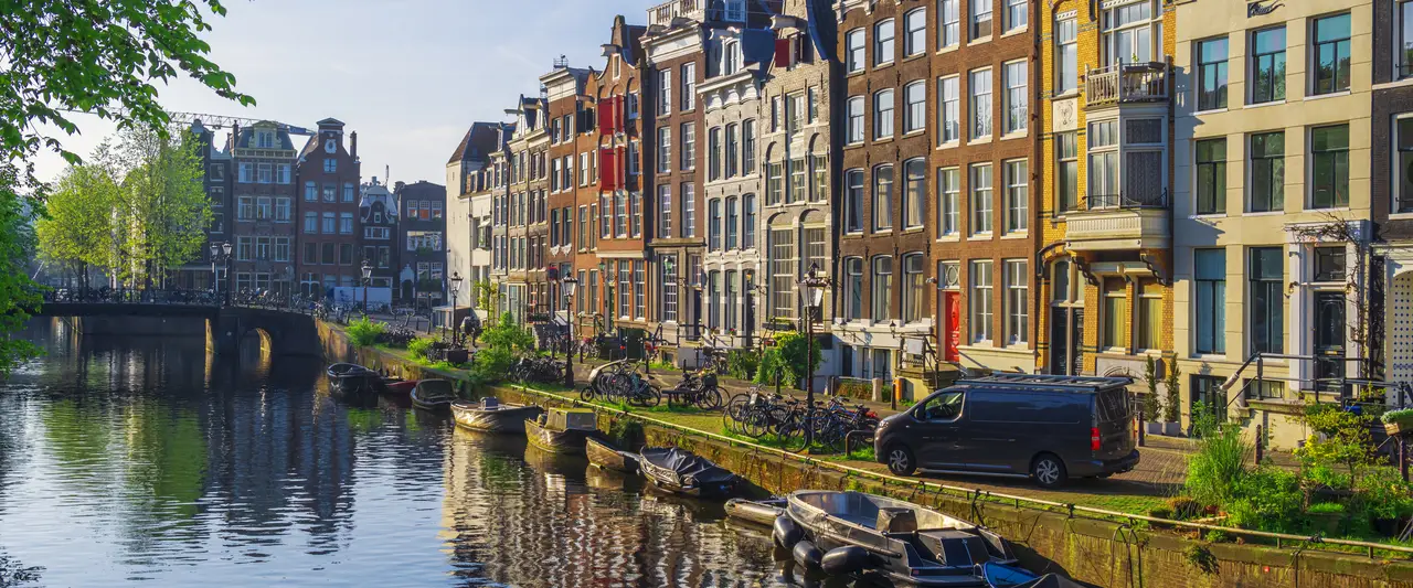 Grachtenpanden aan Amsterdamse gracht