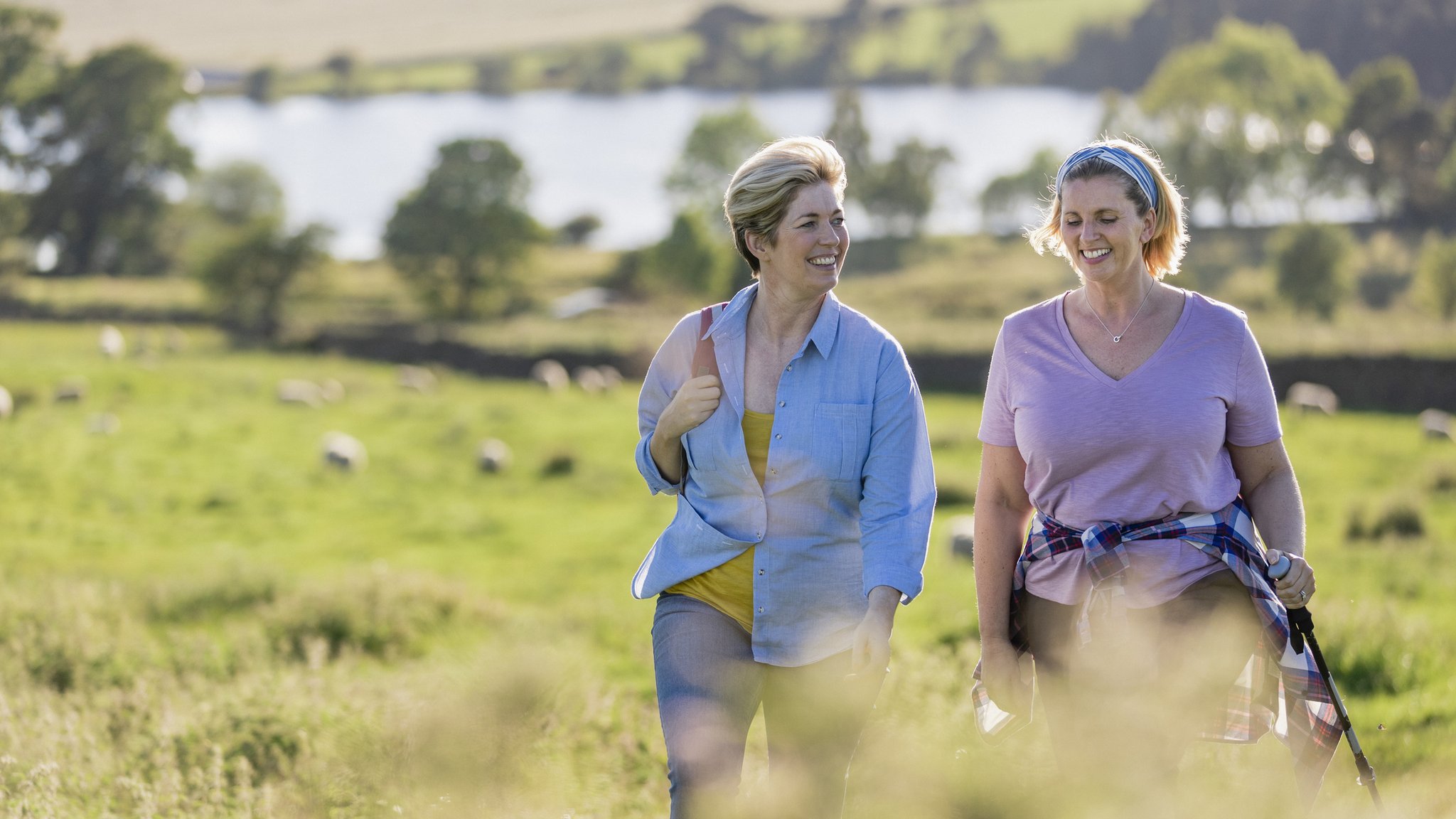 Twee wandelende vrouwen in een Limburgs landschap