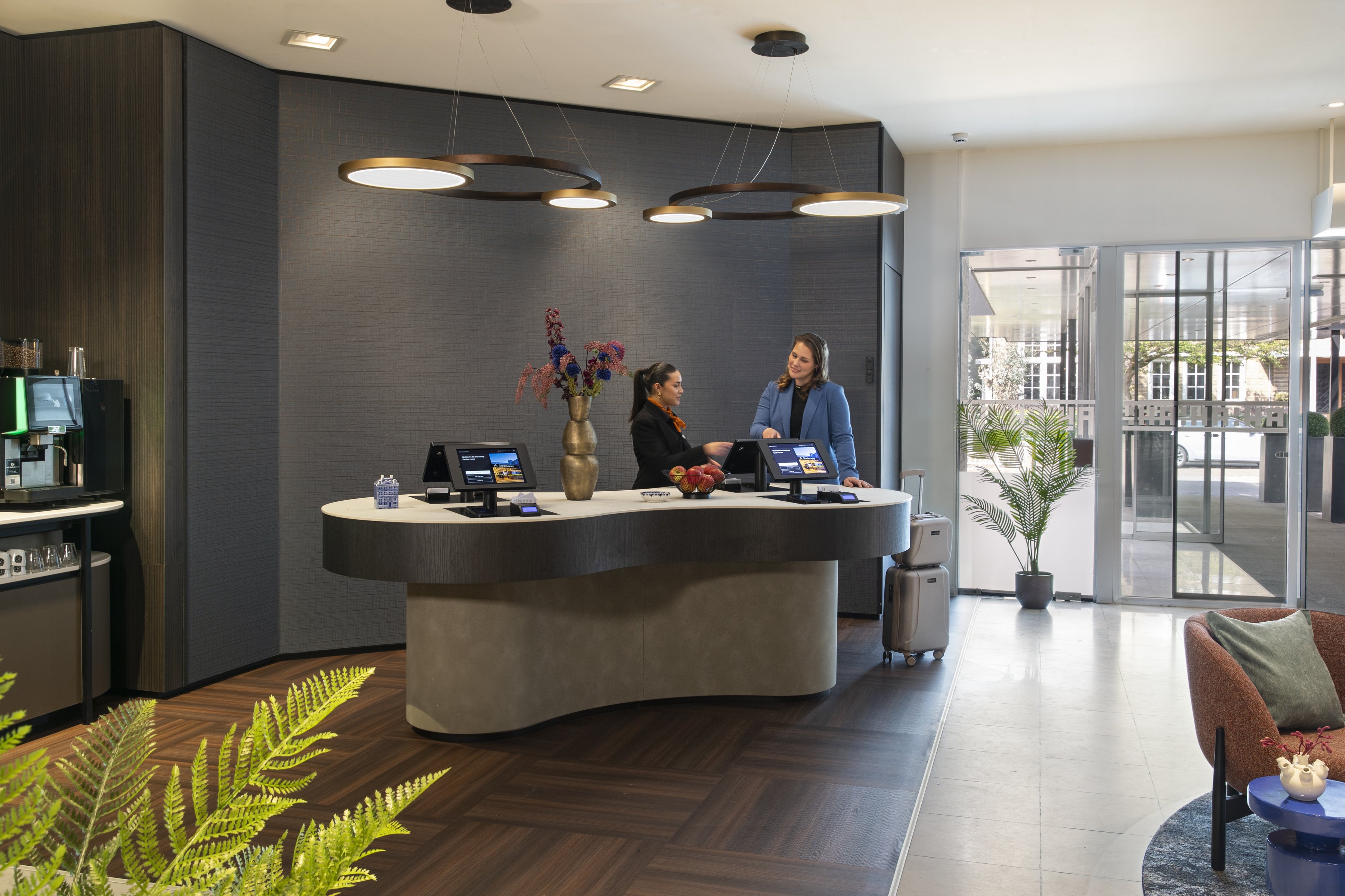 Welcome Lounge Garden Hotel Amsterdam with guests