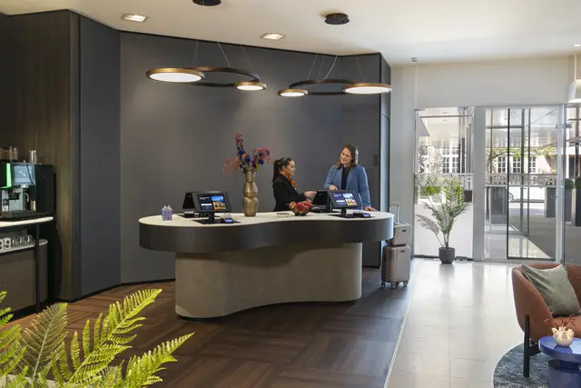 Welcome Lounge Garden Hotel Amsterdam with guests