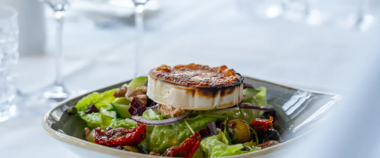 Ein Salat mit Ziegenkäse