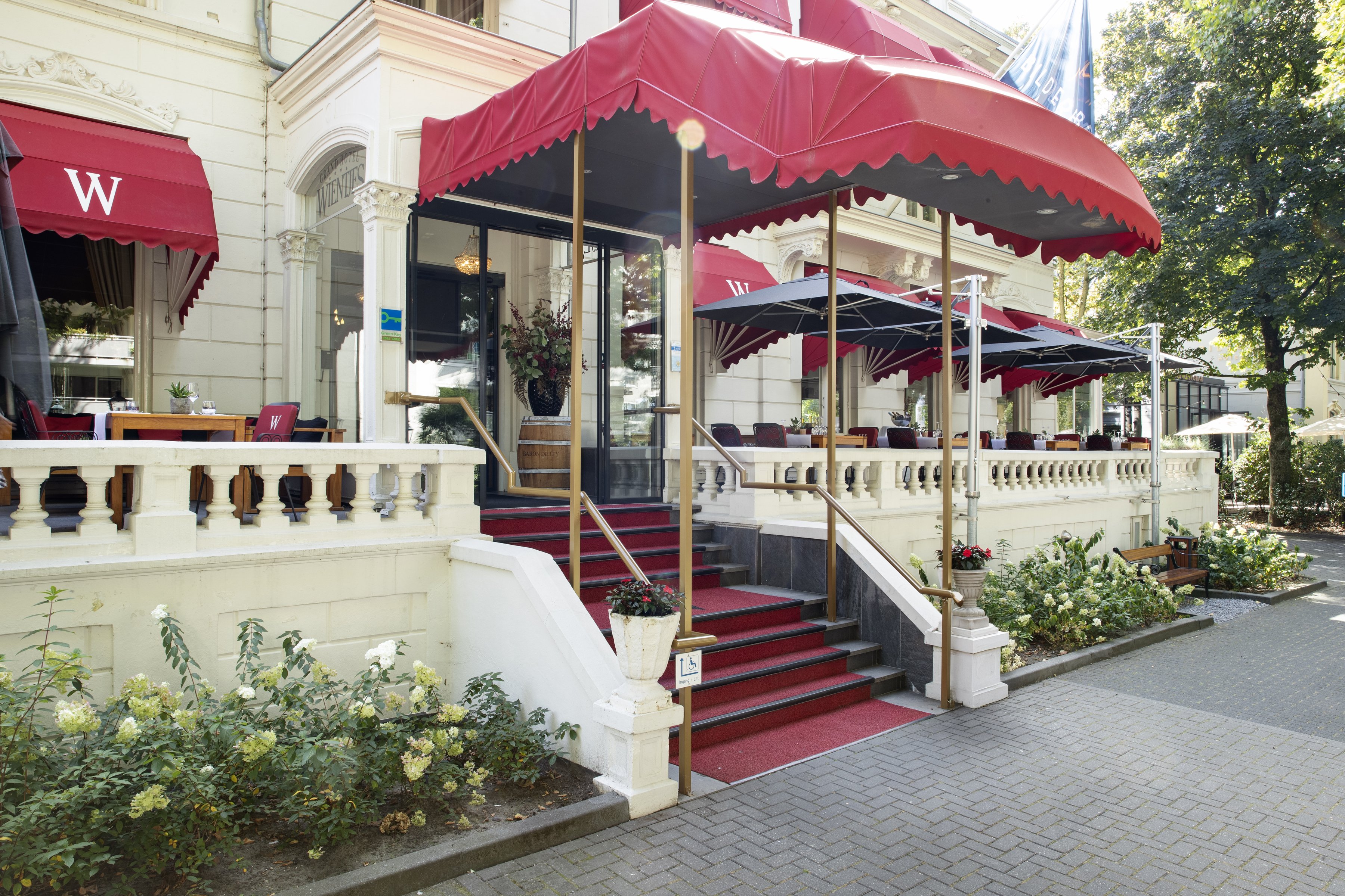 Grand Hotel Wientjes entrance