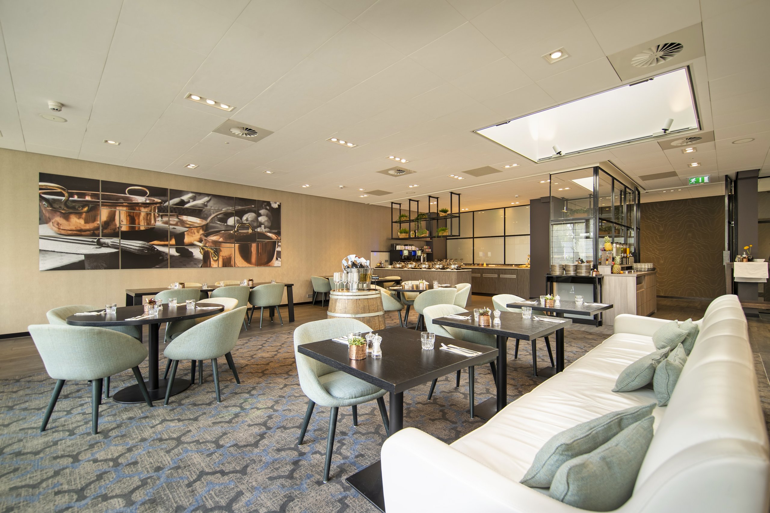 Afbeelding van het Kingstreet restaurant in Apeldoorn, met gedekte tafels