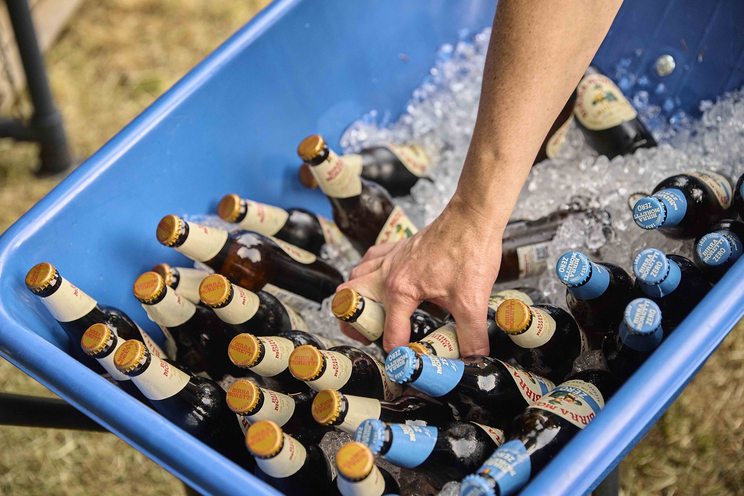Kruiwagen met ijs en drankjes