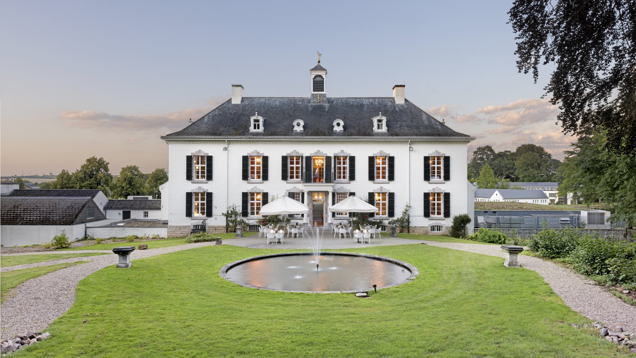 Tuinzijde van Kasteel Vaalsbroek bij zonsondergang