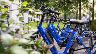 Blauwe geparkeerde fietsen