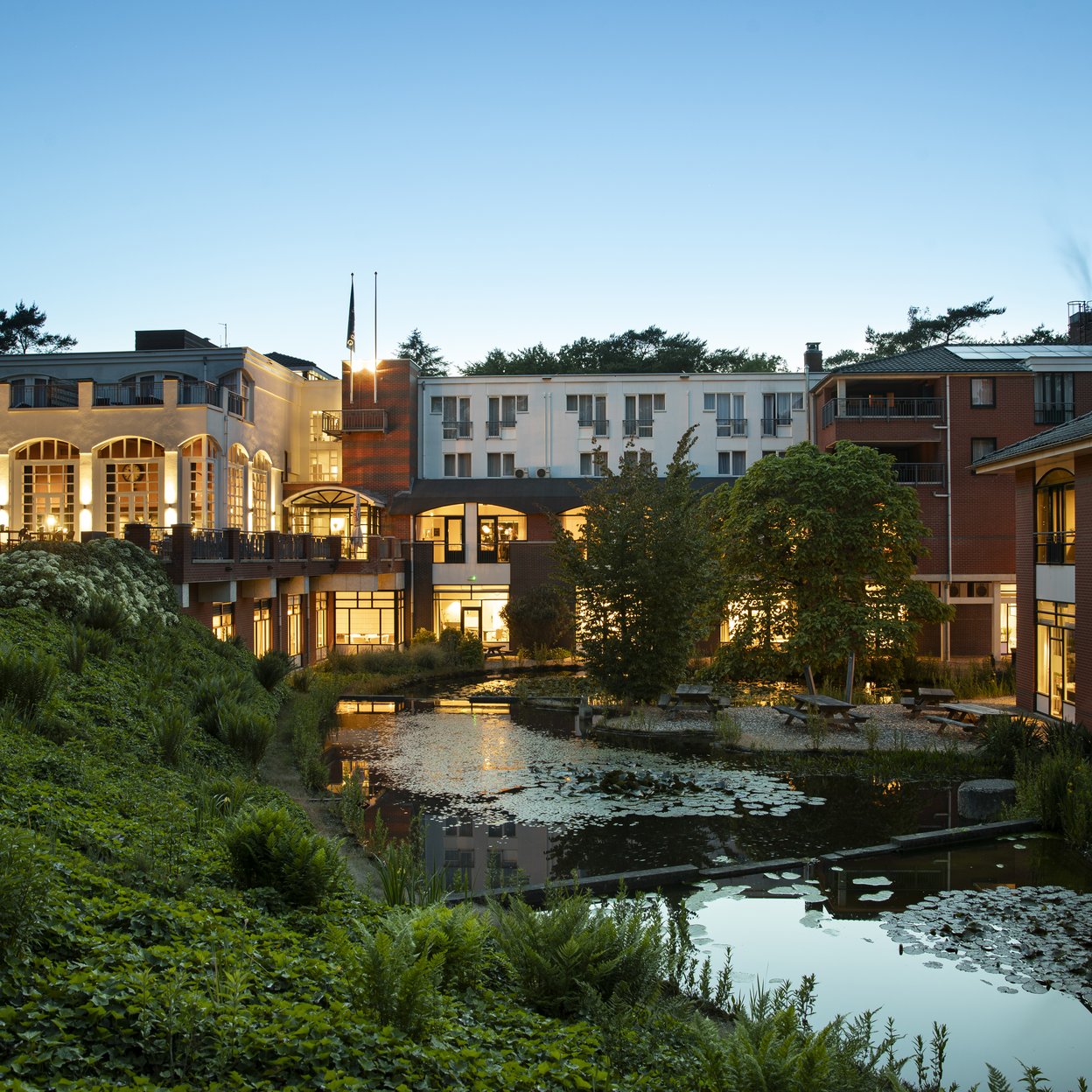 Hotel Residence Groot Heideborgh met verlichte gevel en vijver