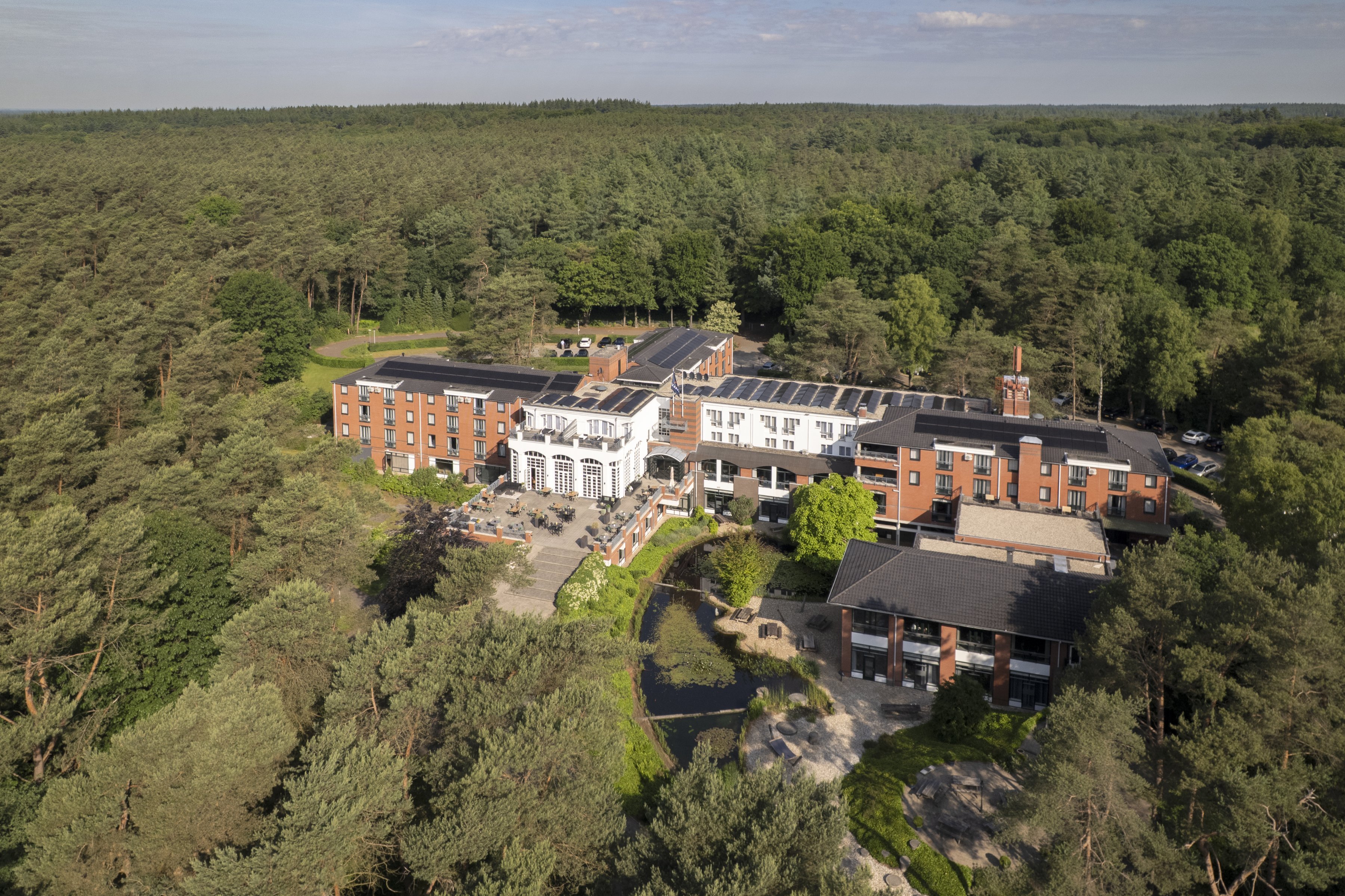 Luftaufnahme der Residence Heideborgh in Garderen, eingebettet in ausgedehnte Wälder auf der Veluwe.