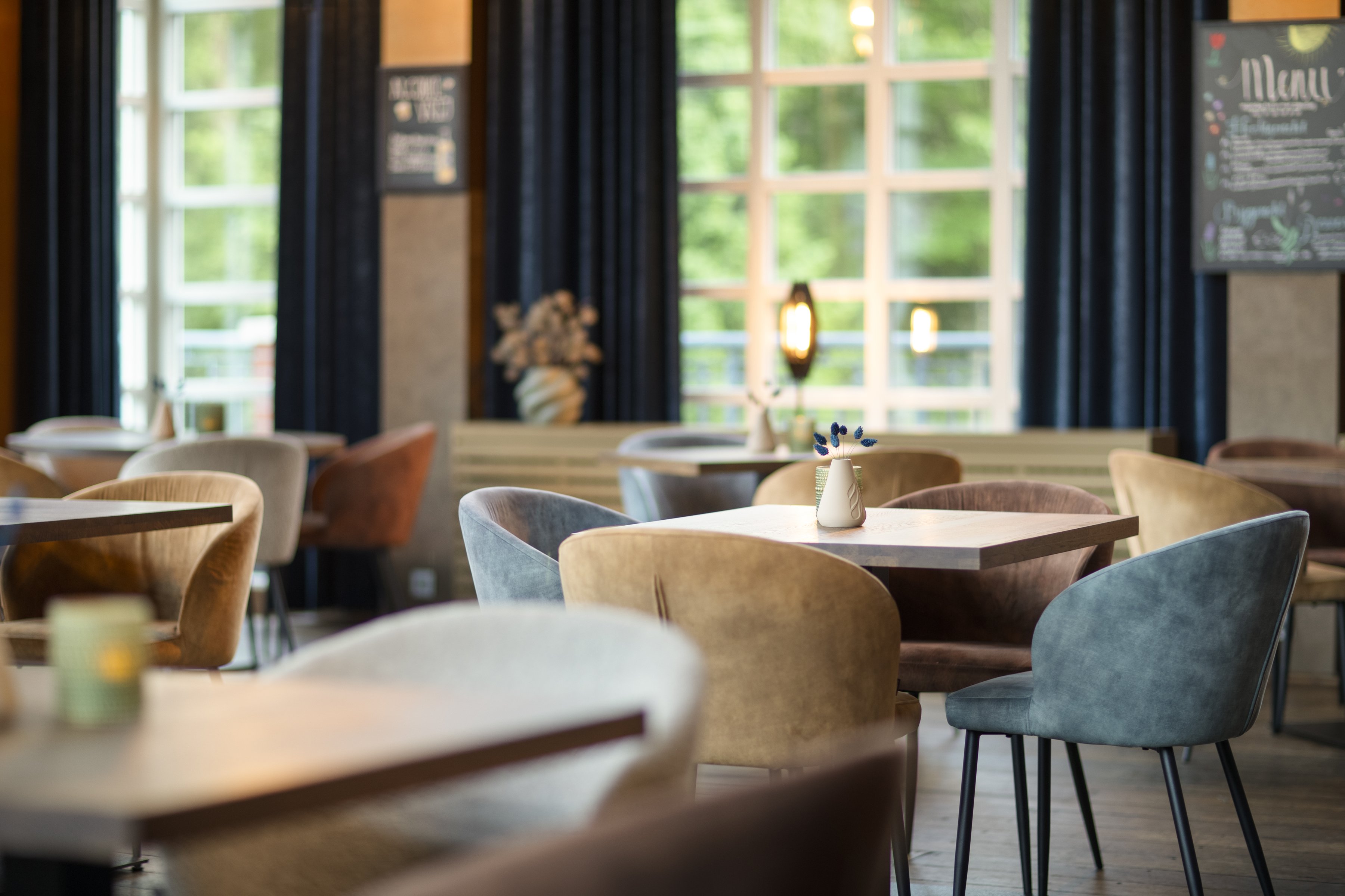 Grand Café des Hotels Residence Groot Heideborgh mit modernen Stühlen und Tischen