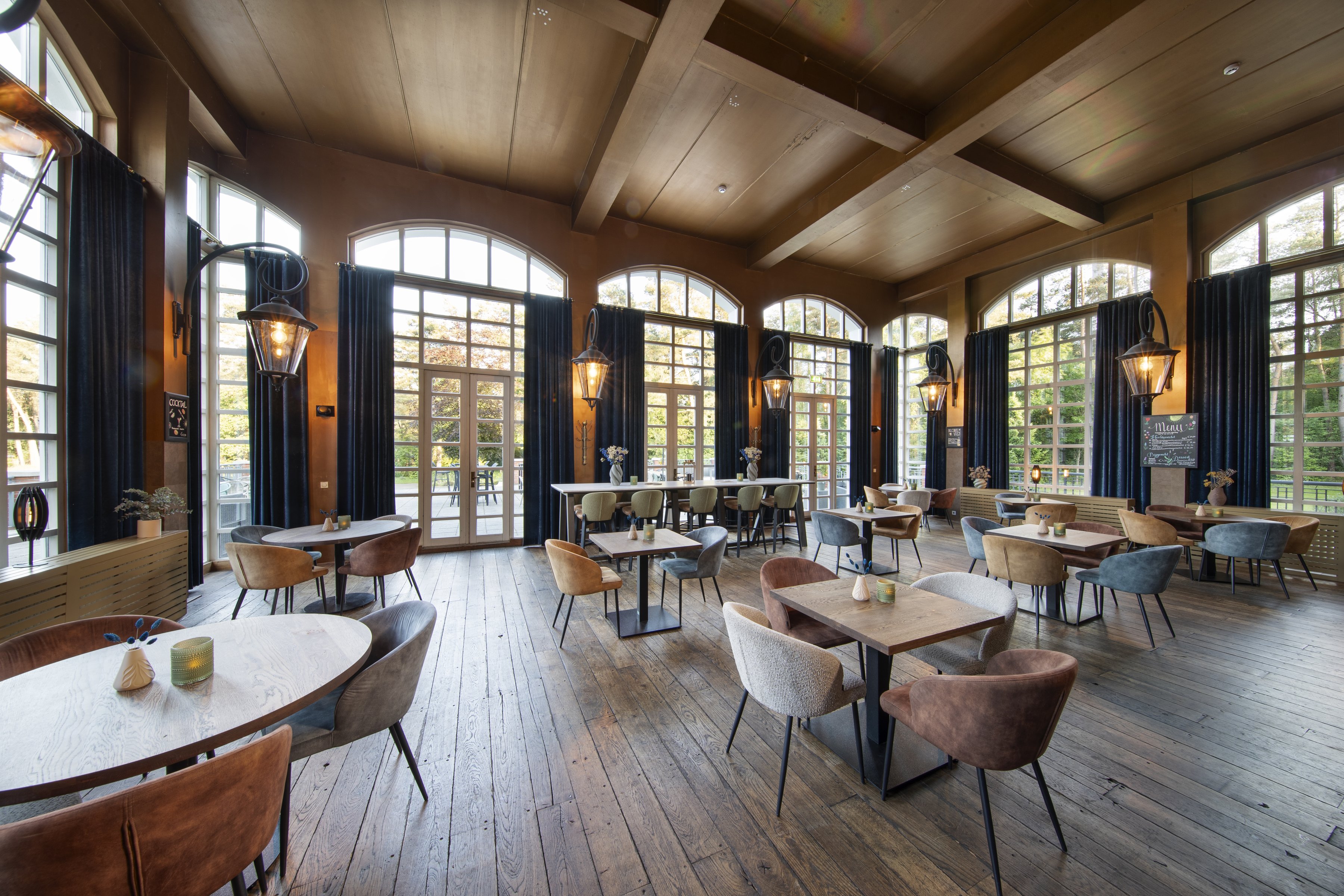 Grand Café des Hotels Residence Groot Heideborgh mit Holzbalken und Bogenfenstern