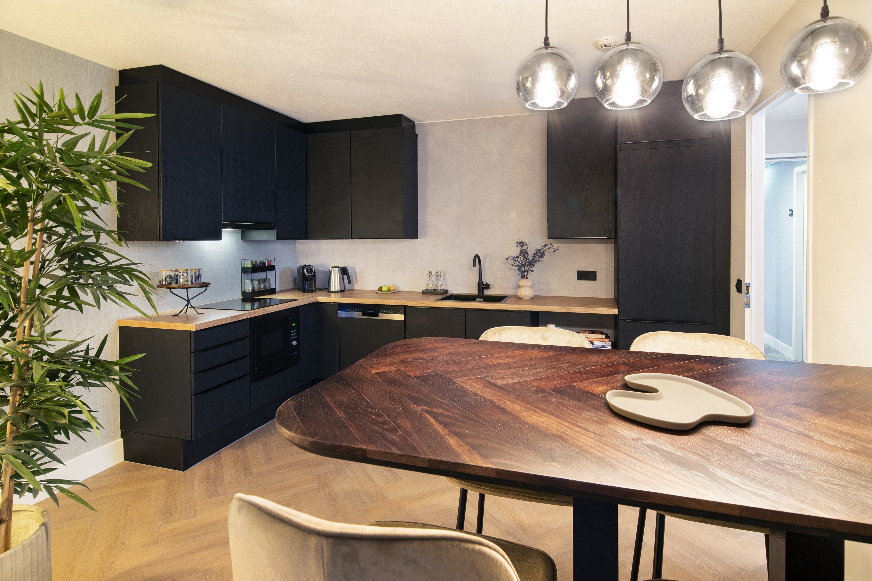 Het appartement van Résidence Groot Heideborgh met moderne meubels en een open keuken.