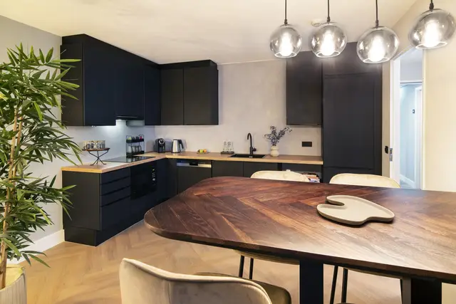 Des Apartments im Hotel Résidence Groot Heideborgh mit modernen Möbeln und offener Küche