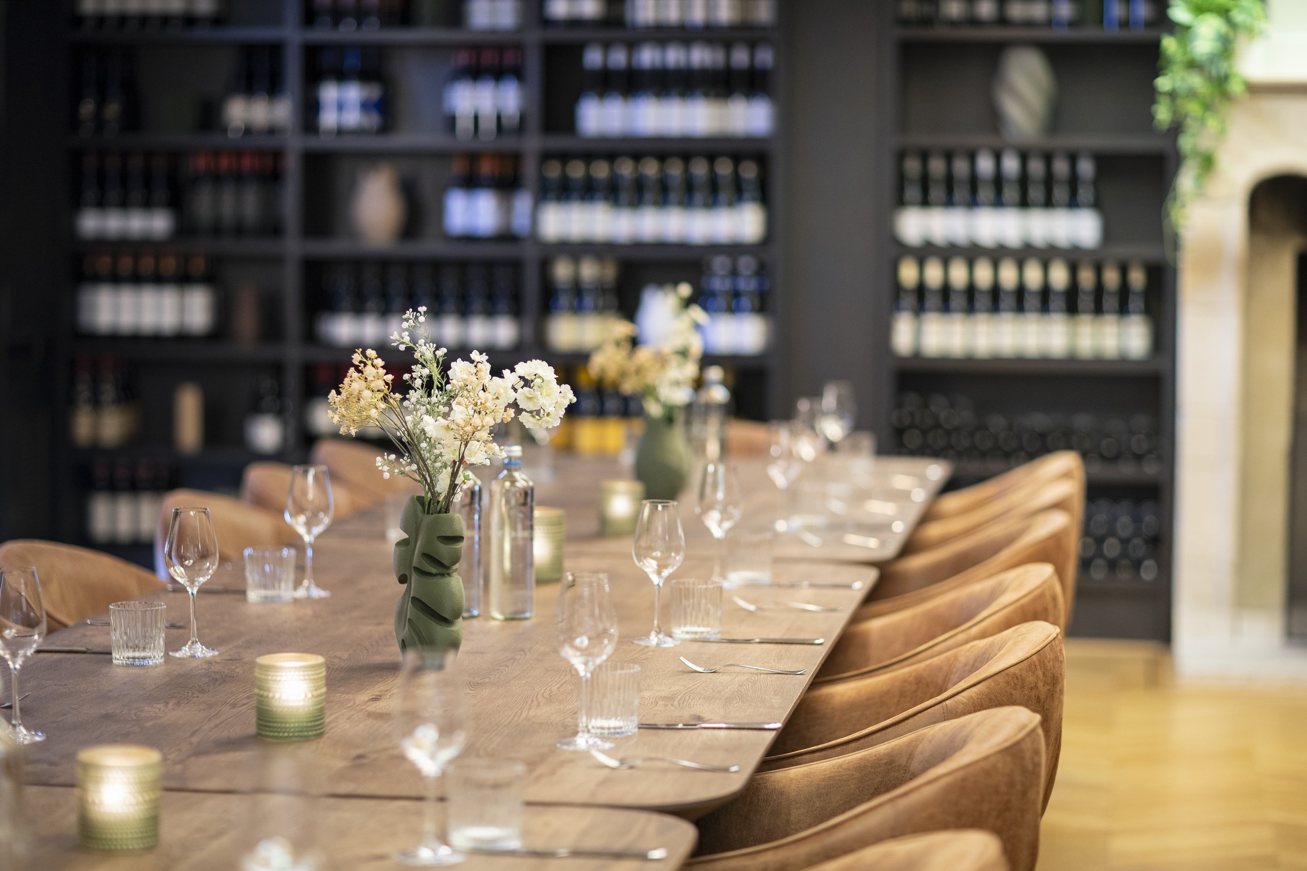 Proeflokaal van Hotel Residence Groot Heideborgh met wijnkast en gedekte tafel