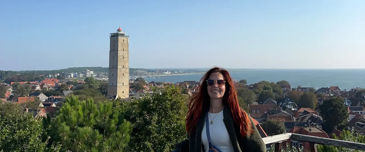 Cynthia Schultz bij een uitkijkpunt op Terschelling