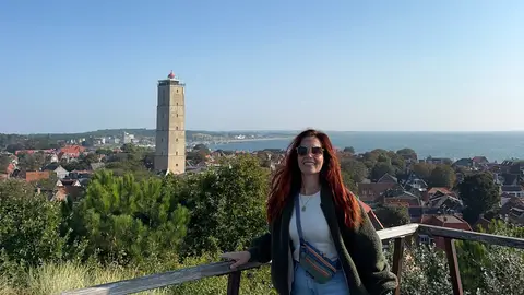Cynthia Schultz bij een uitkijkpunt op Terschelling