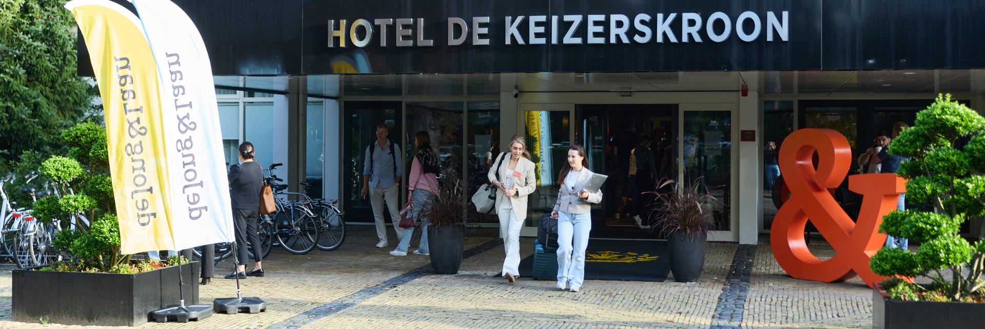 Aankomst van De Jong & Laan bij Hotel De Keizerskroon