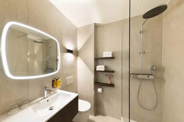 Deluxe hotel room at Hotel De Bilderberg in Oosterbeek – Bathroom (6)