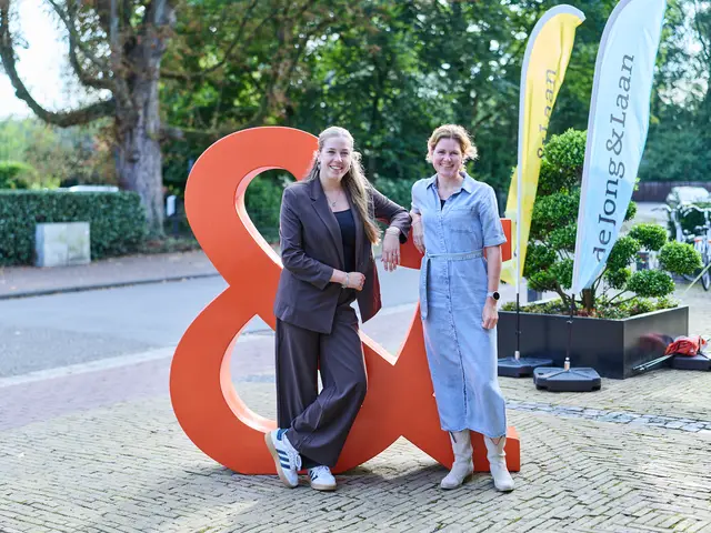 Femke Bakker en Moniek van Buren - De Jong & Laan