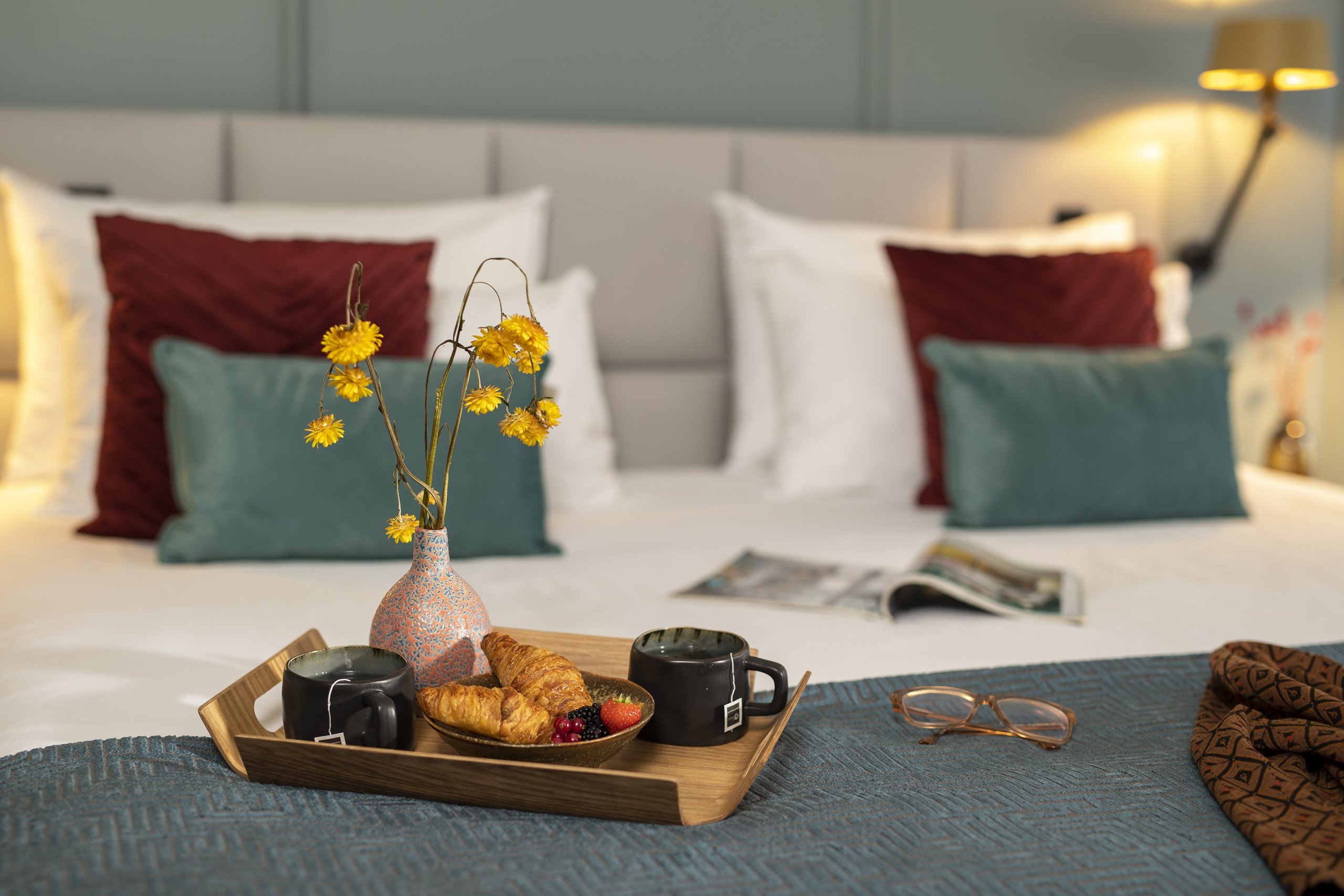 Croissants en thee op bed bij Hotel De Keizerskroon