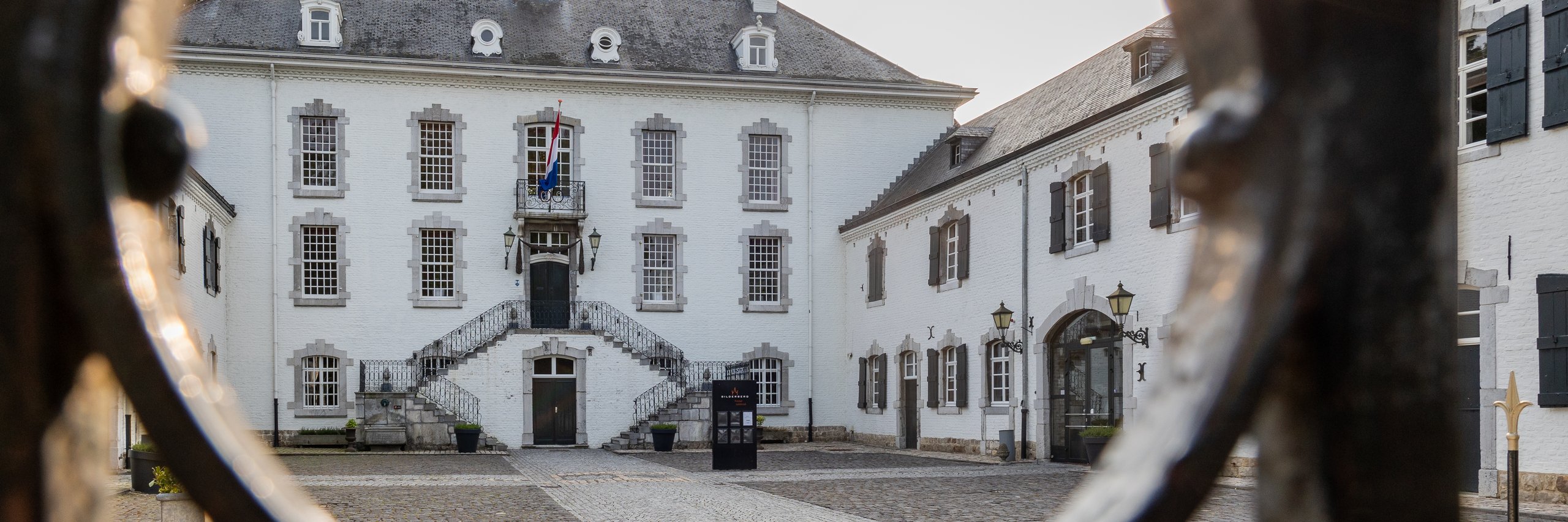 Een doorkijk naar de binnenplaats van Kasteel Vaalsbroek in Zuid Limburg