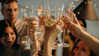 Vrolijke mensen die proosten met champagne