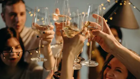 Vrolijke mensen die proosten met champagne