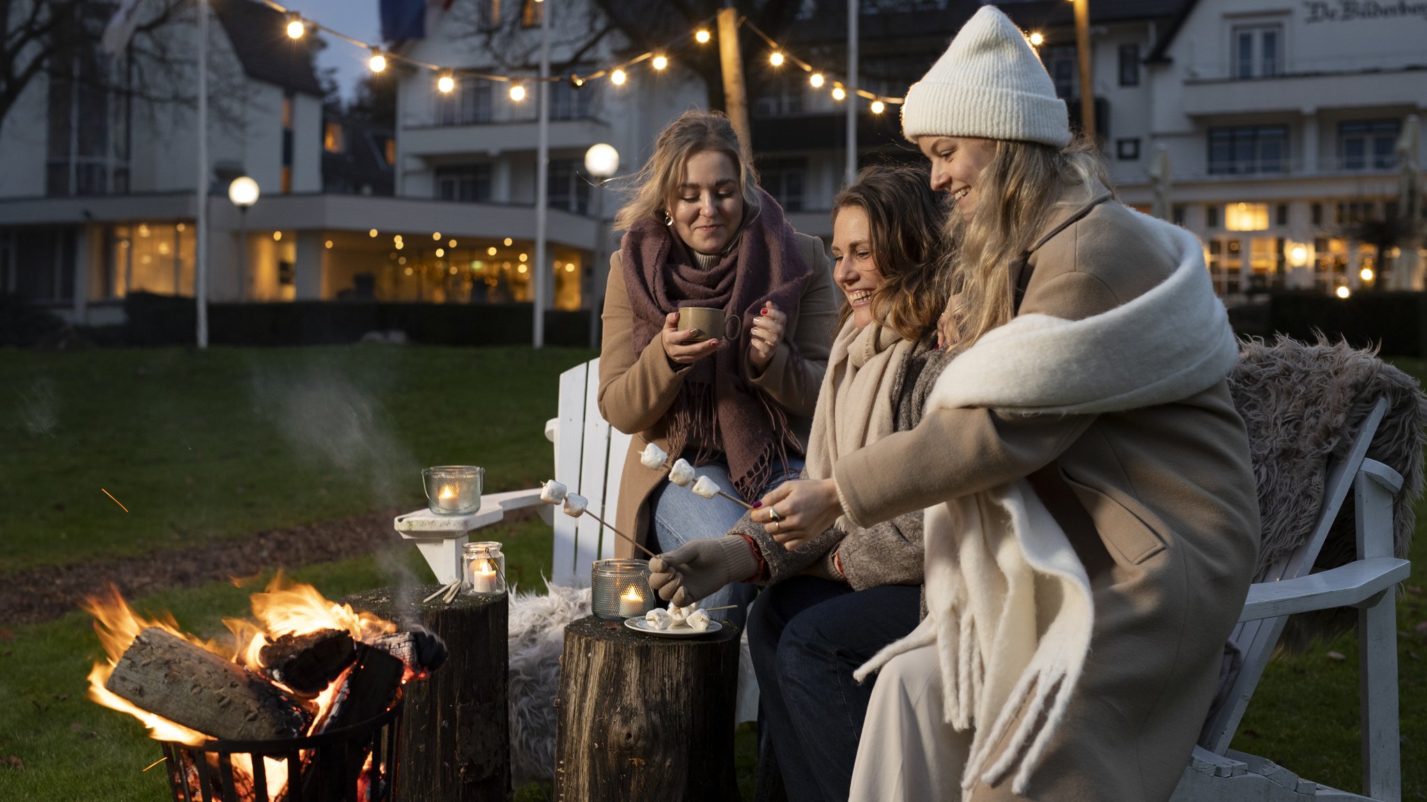 Marshmallows bij het kampvuur. Hygge Arrangement bij Bilderberg hotels. Vier de warme winterdagen met het Deense Hygge gevoel. Kies uit een van de 11