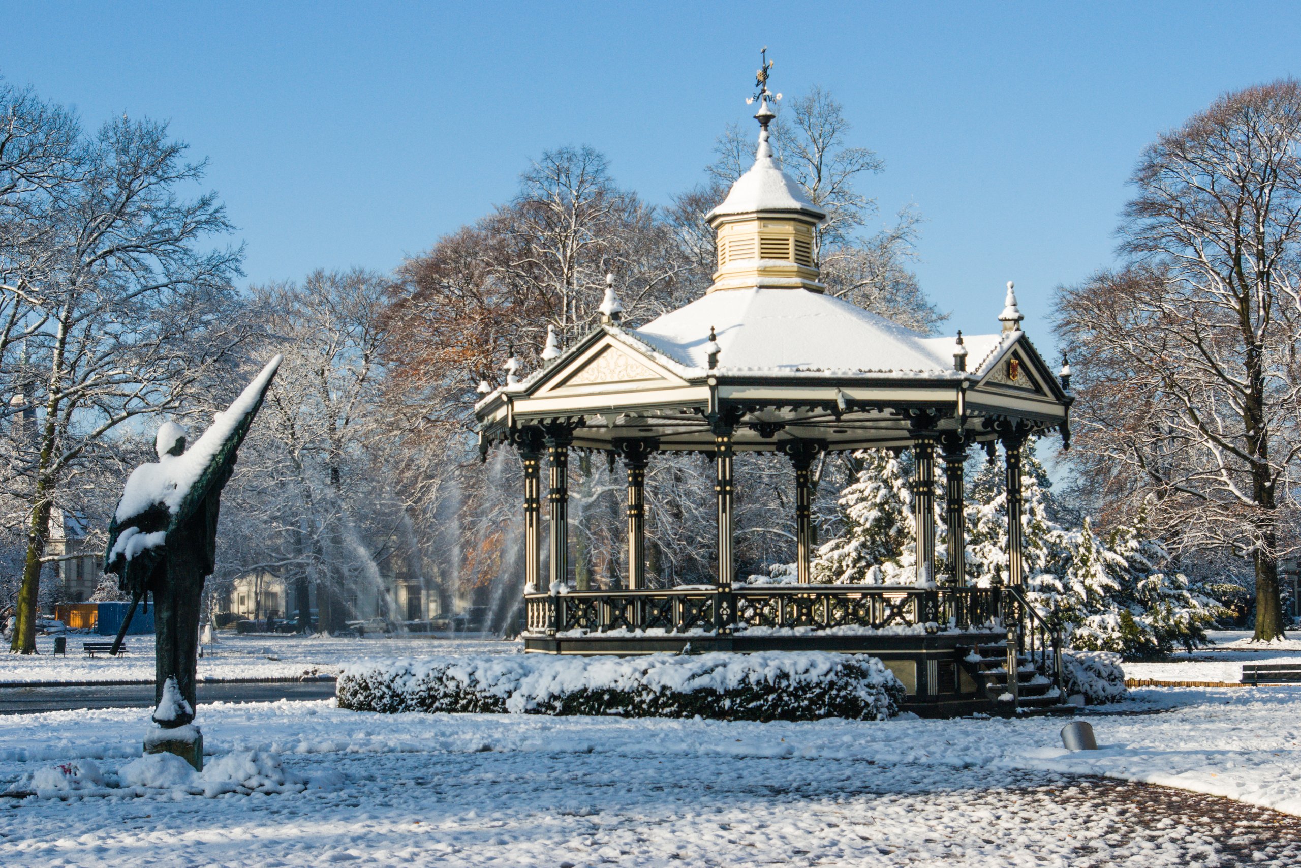 Muziek Kiosk en standbeeld Oranje Park Apeldoorn in de sneeuw.
