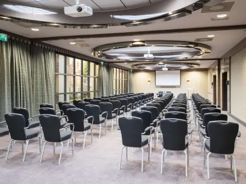 Een combinatie van drie vergaderruimtes bij het Bilderberg Garden Hotel in Amsterdam. Klaargezet in een theateropstelling.